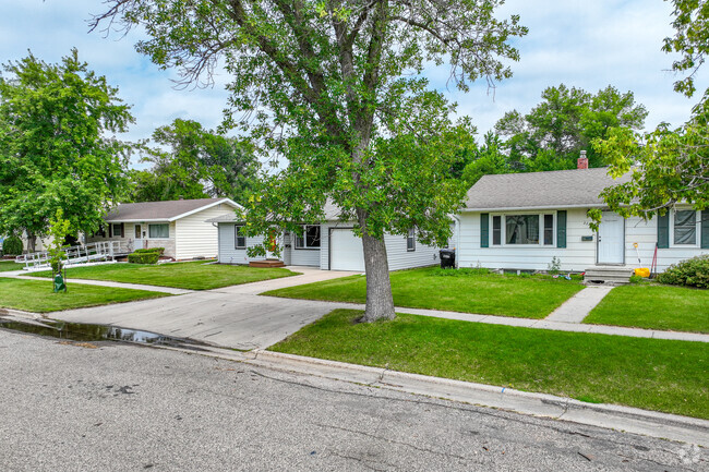 A row of ranch homes that are nicely landscaped in the neighborhood of Sukut's.