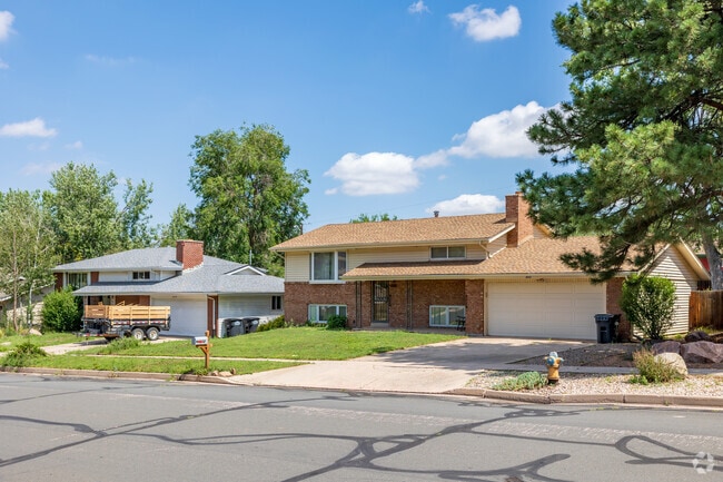 Row of brick craftsman style homes in the Knob Hill neighborhood.