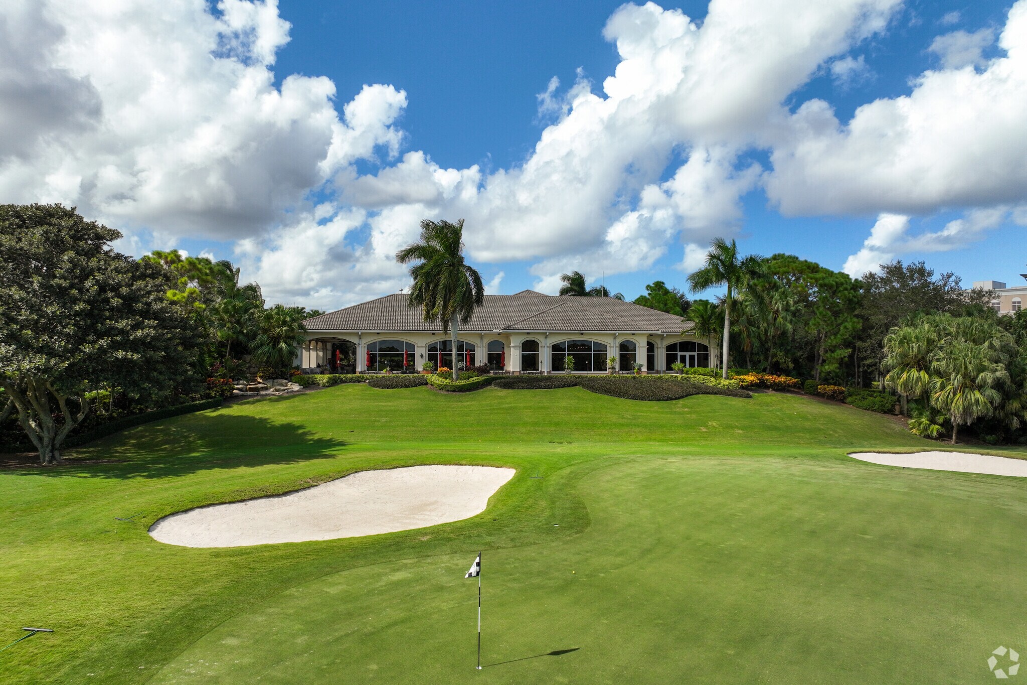Abacoa Golf Course Club House has a restaurant with terrace overlooking to the field.