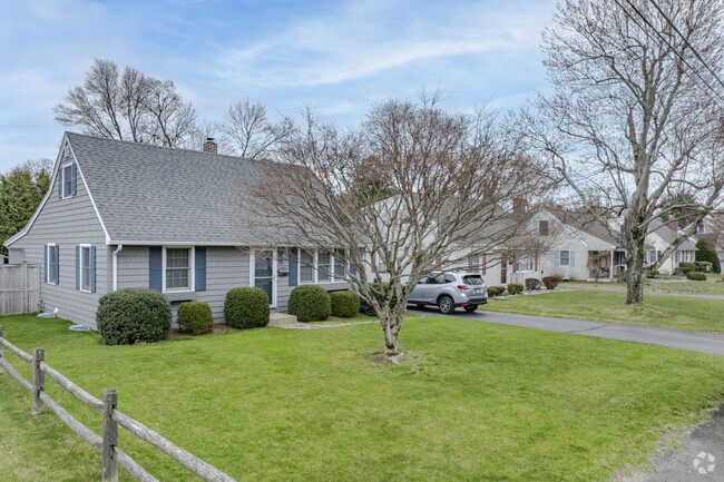 Cape Cod style homes are popular in Wolfpit.
