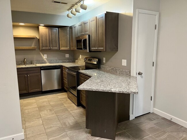 302 E Grove St unit B, Bloomington, IL 61701 - photo 3