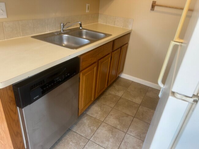19102 E 14 Mile Rd unit 19102 14 mile rd, Roseville, MI 48066 - photo 6