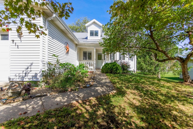 711 E Brick St, Centralia, MO 65240 - photo 2