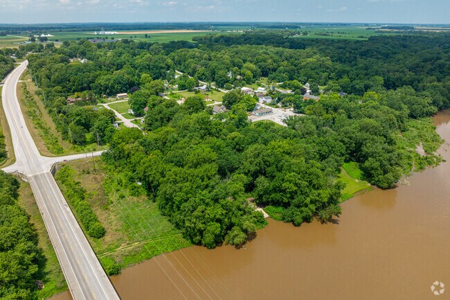 Pittsburg sits on the banks of the Wabash River.