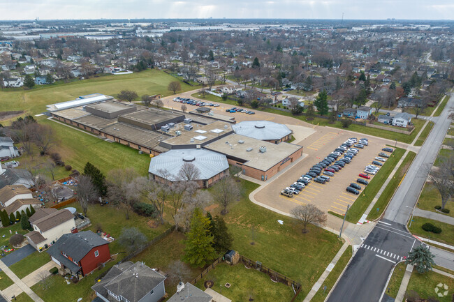 Jay Stream Middle School is conveniently located in the residential area of Carol Stream.