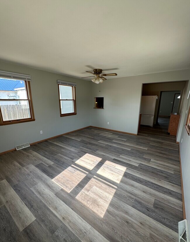 1422 9th St NW, Cedar Rapids, IA 52405 - photo 4