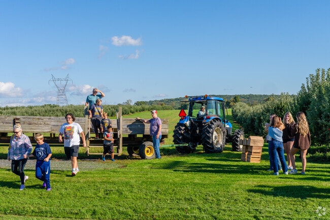 Harvest Weekend at Wayfruit Farms is a great experience on the hayride with children.