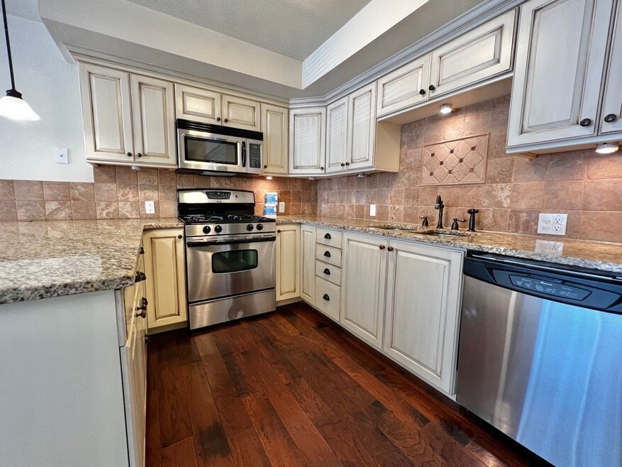 Charming Home Near CSU Campus – Move-In Re...