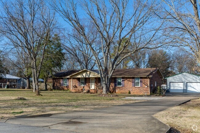Ranch style homes are spread throughout the city of La Vergne.