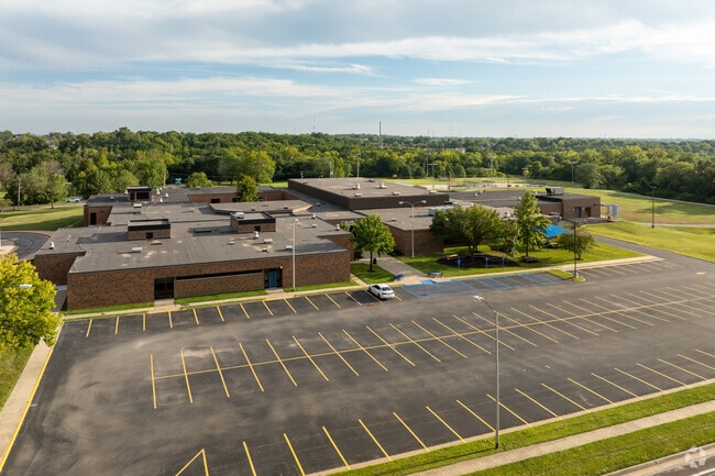 Oakland Middle School serves students in grades 6-8.