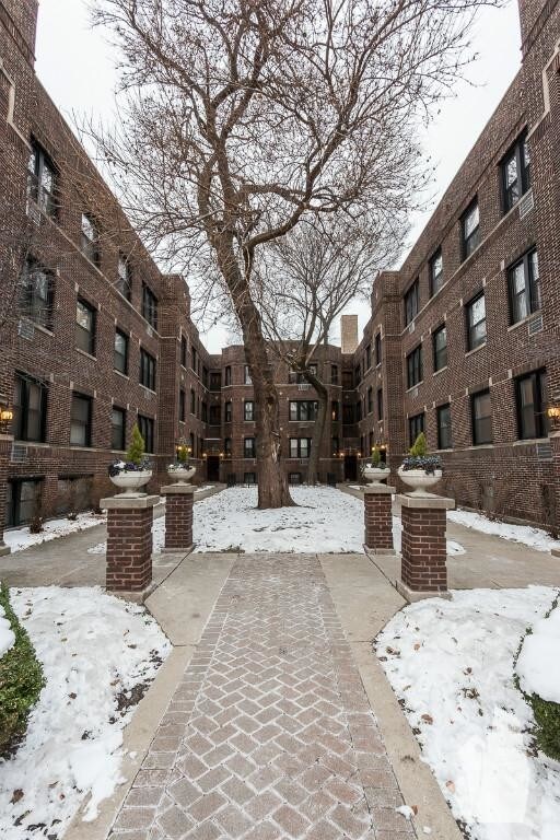 740 W Addison St unit 746-E2, Chicago, IL 60613 - photo 2