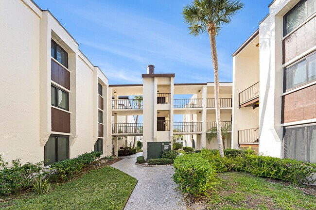 2211 Belleair Rd unit D4, Clearwater, FL 33764 - photo 2