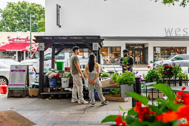 You'll find street vendors along Cary St in Carytown, just up the street from Carillon.