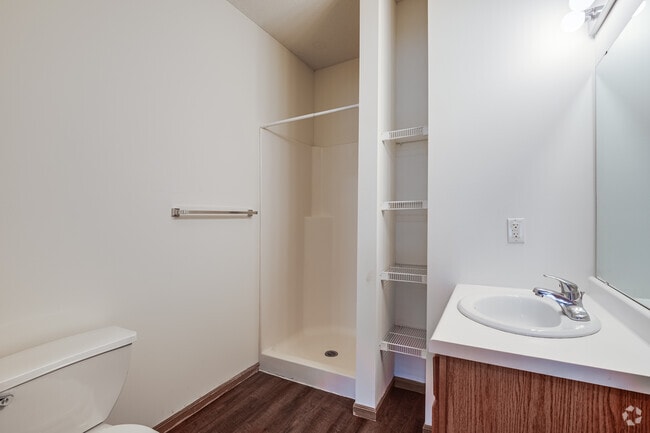 2BR, 2BA - 1074SF - Bathroom 1