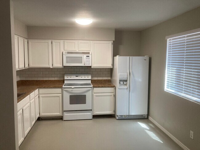 2723 E Southgate Ave unit 102, Phoenix, AZ 85040 - photo 2