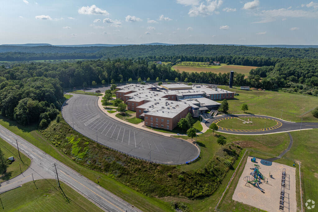 Students of Brodheadville can attend Pleasant Valley Intermediate School.