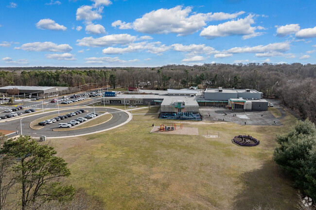 Mill Lake Elementary receives an A- rating from NICHE.