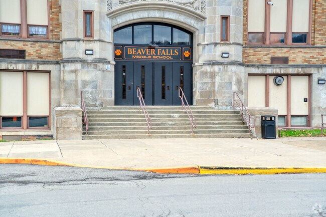 Beaver Falls Middle School boasts a student-teacher ratio of 13 to 1.