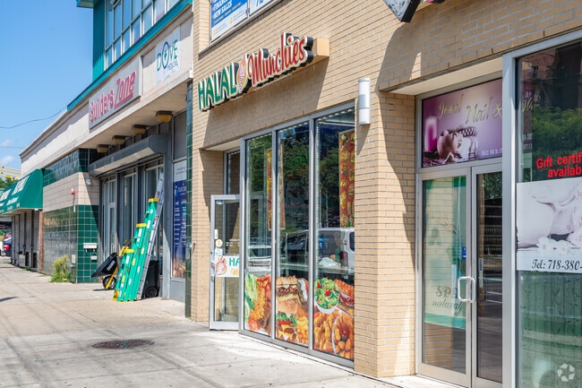 There are plenty of dining options for residents of Hillcrest.