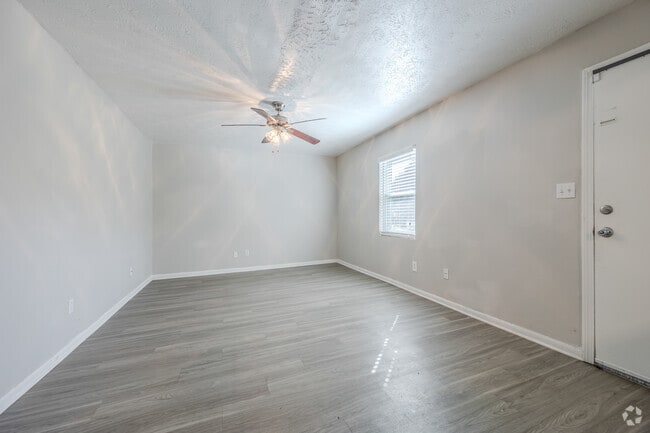 2BR, 1BA - 770SF - Living Room