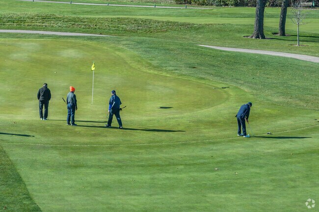 Randall Oaks Golf Club near West Dundee provides an 18-hole public course.