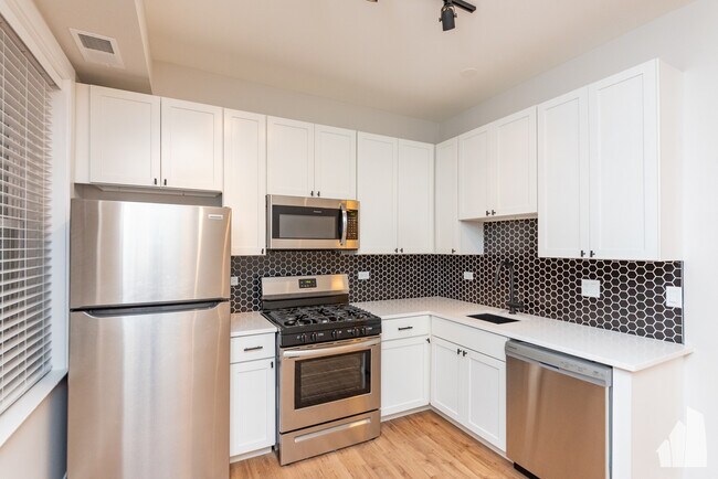 655 W Wrightwood Ave unit 300, Chicago, IL 60614 - photo 4