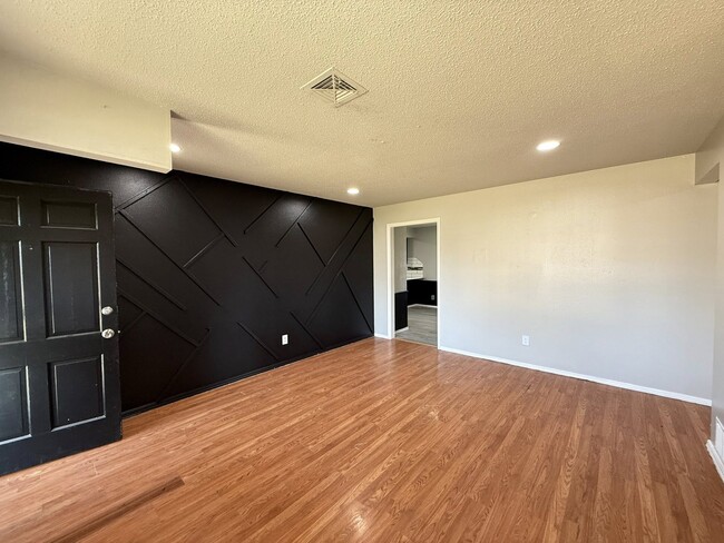 4320 Suntane Cir, Oklahoma City, OK 73115 - photo 2