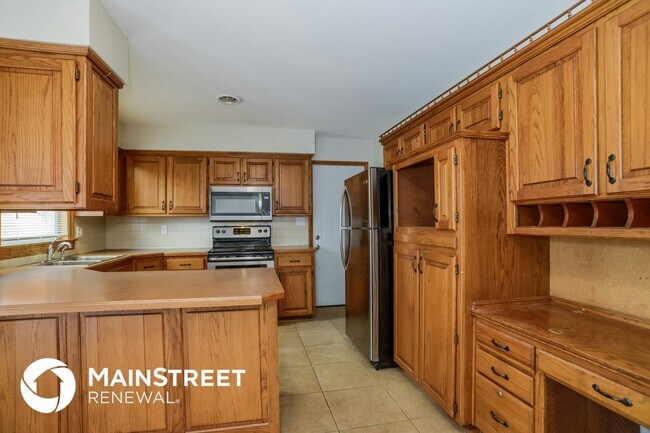 11212 Lecluyse Dr, Shawnee, KS 66203 - photo 6