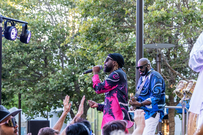 Unwind with live performances at Walnut Creek Broadway Plaza Summer Sounds Concert.