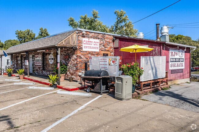 R.J.'s Bob-Be-Que Shack is a family friend restaurant.