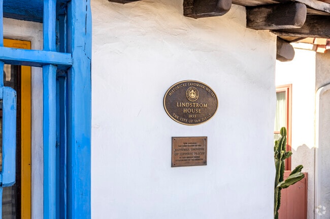 There are many historic houses in Talmadge.