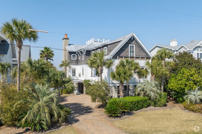 Find victorian style homes with spacious yards on Sullivan's Island.
