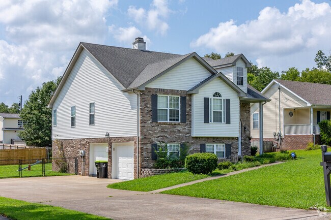 Bi-level homes are frequent due to the topography near Holly Point and Tennessee.