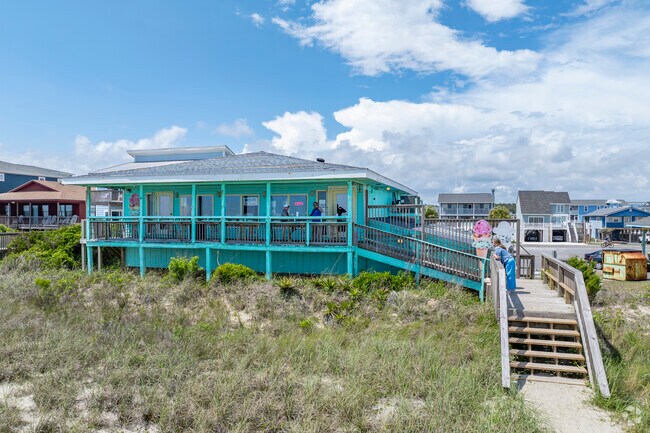 Holden Beach dining and entertainment offer intimate and relaxed atmospheres enjoyed by families.