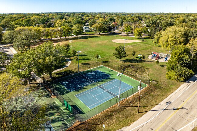 Autumn Grove Park is a 6.61 acre park located in Roseville.