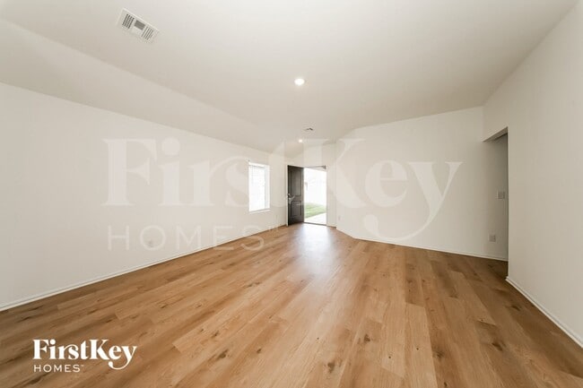 421 Kale Rd, Tuttle, OK 73089 - photo 4