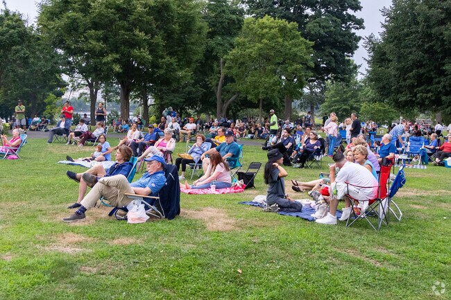 Enjoy the rhythm of NRCA’s Summer Sounds just steps from Isle of San Souci.