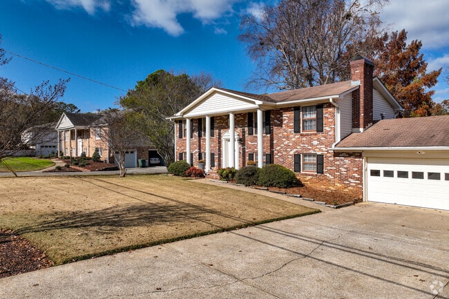 Brick and siding cladded Split Level homes border the Valley Hill Country Club.
