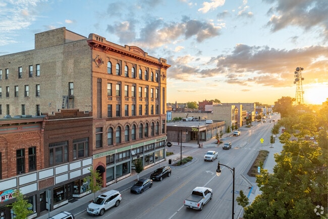 Downtown Fargo, with its classic charm and excellent selection of stores, is close to Lincoln.