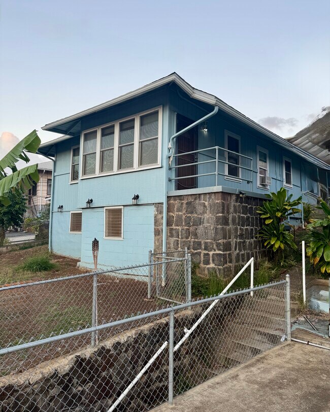1769 Puowaina Dr, Honolulu, HI 96813