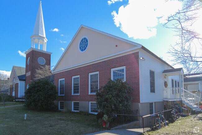 Melrose Montessori School has a student teacher ratio of 4 to 1.