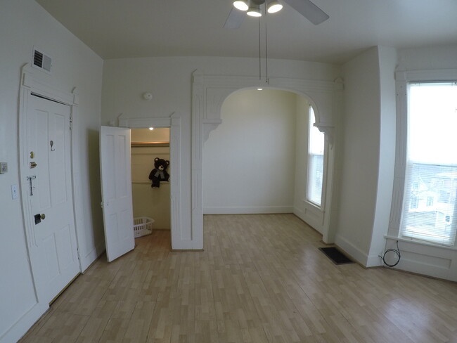Living rn, extra room, closet