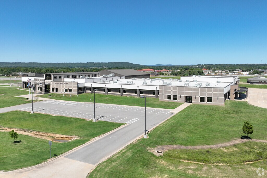 Sallisaw Middle School serves students in grades 6 through 8.