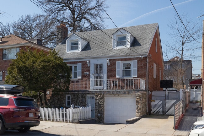 Pelham Gardens features som Colonial Revival style homes.