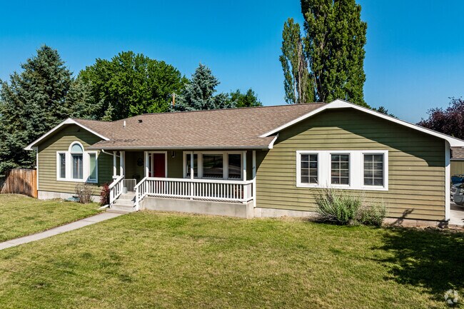 Large mid-century modern ranch style homes are abundant in the Lewis and Clark neighborhood.