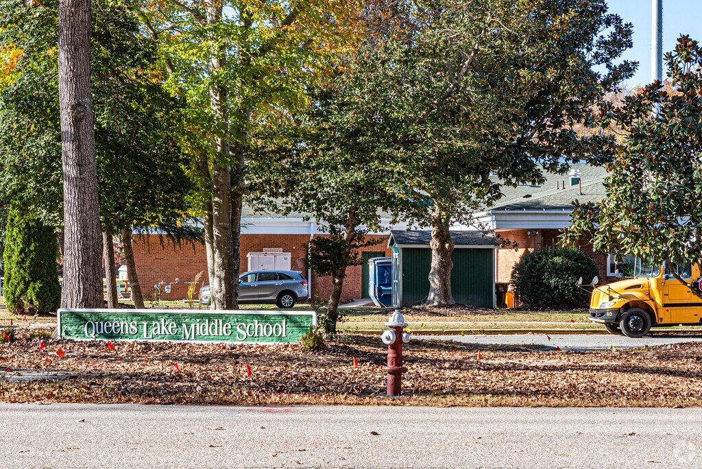 Queens Lake Elementary School offer a variety of programs that challenge children.
