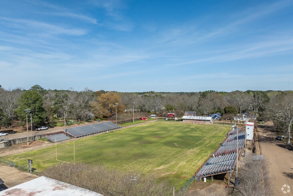 Magee High School serves 413 students in grades 9th through 12th.