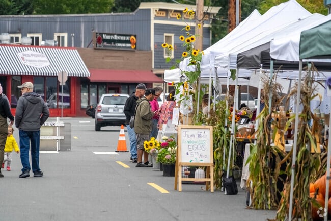 Sultan Farmers Market attracts residents from Sultan, Eagle Ridge and Startup.