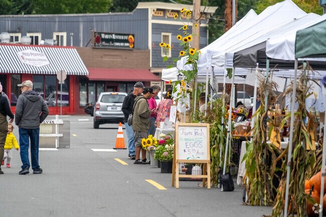 Sultan Farmers Market attracts residents from Sultan, Eagle Ridge and Startup.