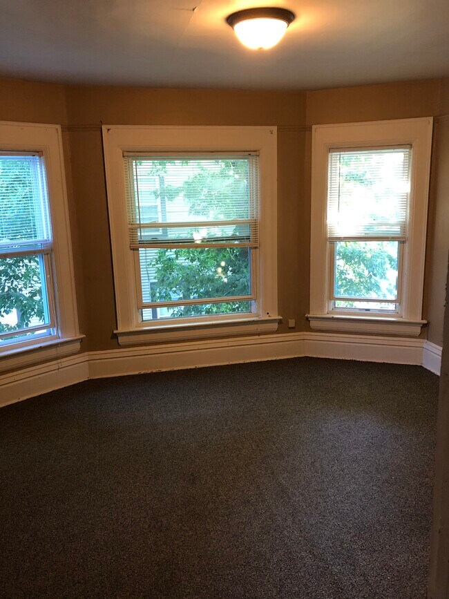 818 Scott Ave, Oshkosh, WI 54901 - photo 4